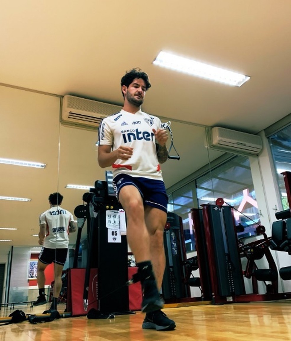 Alexandre Pato treina sem colar cervical na academia do São Paulo — Foto: Divulgação São Paulo