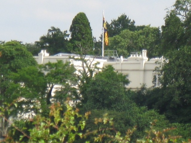 O banner do duque de York é exibido no topo da Royal Lodge, para onde ele se mudou em 2004 (Foto: Phillip Williams / Wikimedia Commons (Creative Commons Attribution-Share Alike 2.0 Generic))