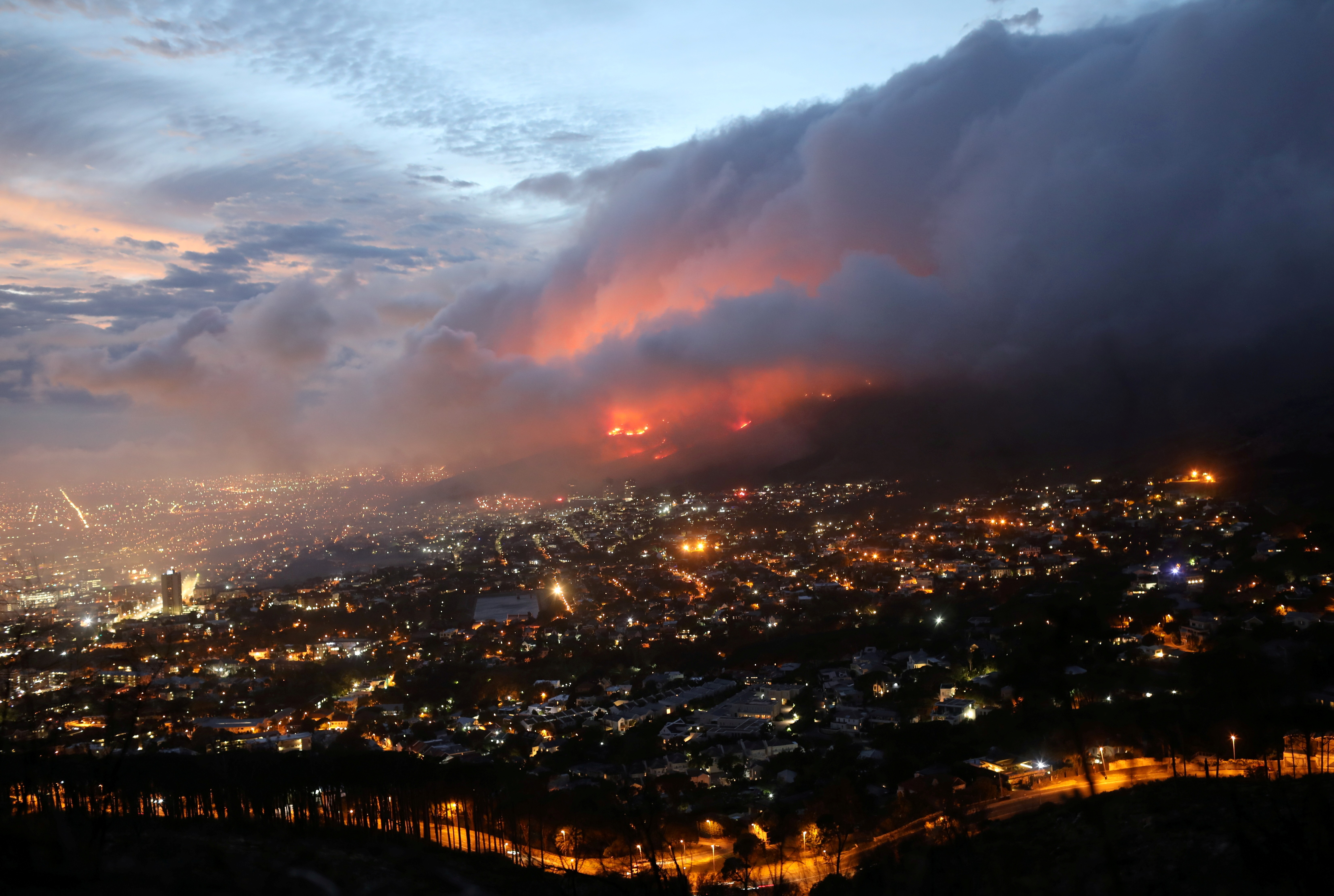 Prédios são evacuados devido a incêndio gigante na África do Sul thumbnail