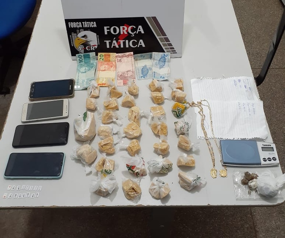 Drogas, dinheiro e objetos pessoais dos suspeitos foram apreendidos — Foto: Polícia Militar/Divulgação
