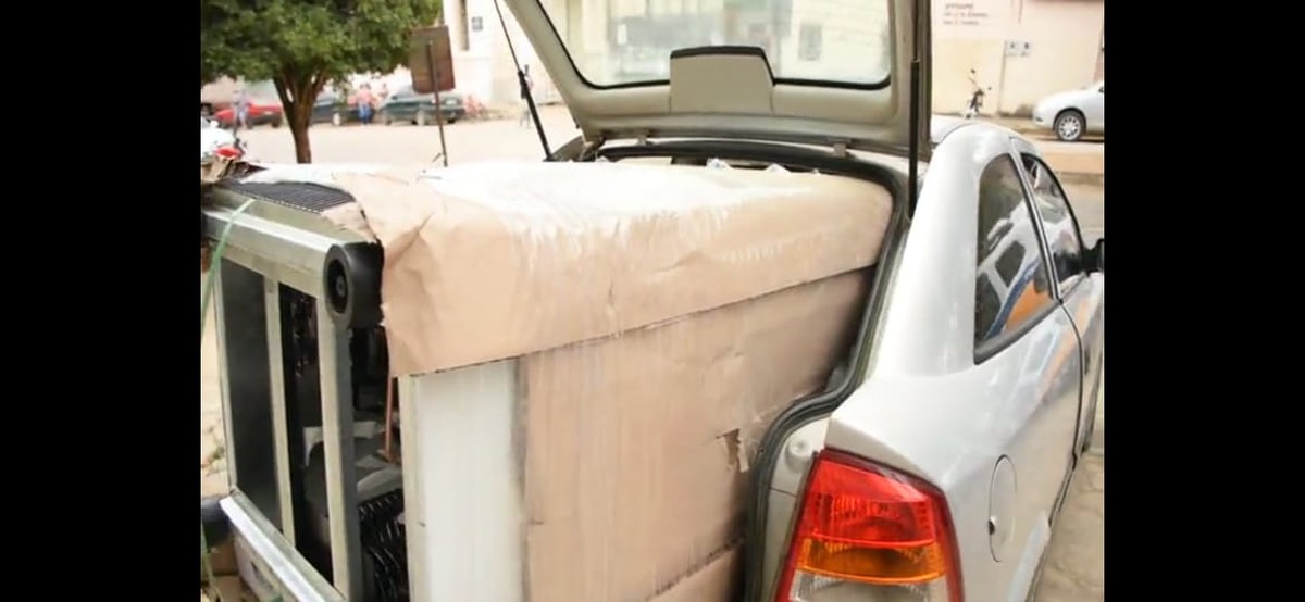 Polícia resgata família de caminhoneiro mantida refém durante assalto em MG; bandidos faziam transbordo da carga no momento da abordagem