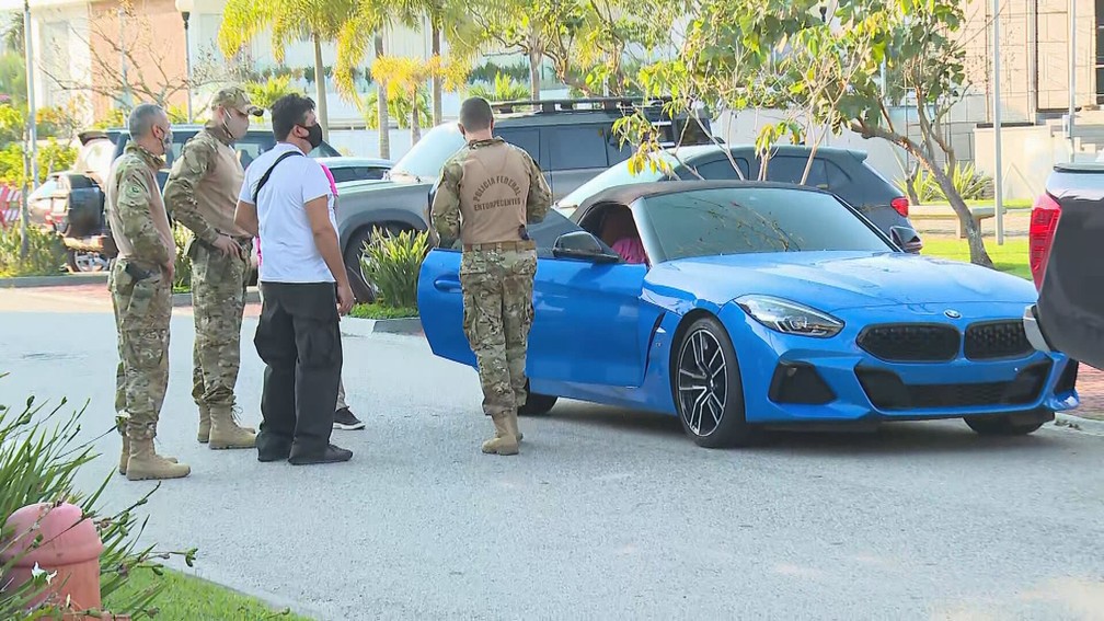 Carro de luxo na casa de Glaidson Acácio dos Santos, preso pela PF — Foto: Reprodução/TV Globo