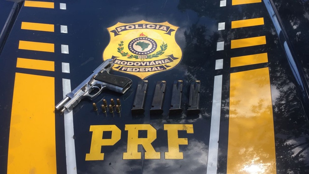 Arma e munições foram encontradas com o casal durante a abordagem  (Foto: Divulgação/PRF)