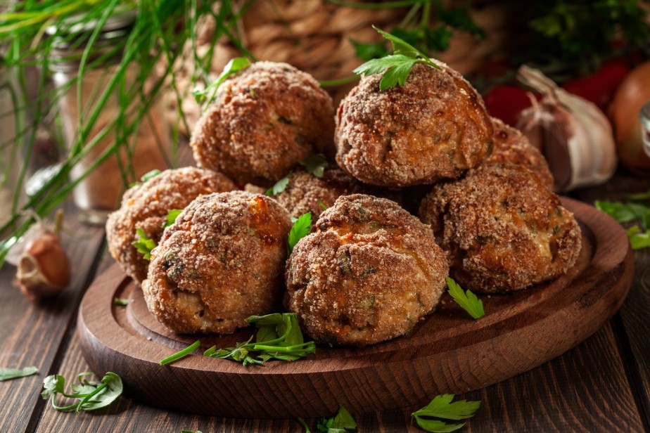 Receita De Bolinho De Carne Recheado Suculento Por Fora E Cremoso Por Dentro Cozinha Paranaense Gshow Se você quer aproveitar essa delícia da baixa gastronomia, mas sem exceder as se quiser deixar o seu bolinho fit, incorpore aveia ou batata doce, fica incrível! receita de bolinho de carne recheado suculento por fora e cremoso por dentro