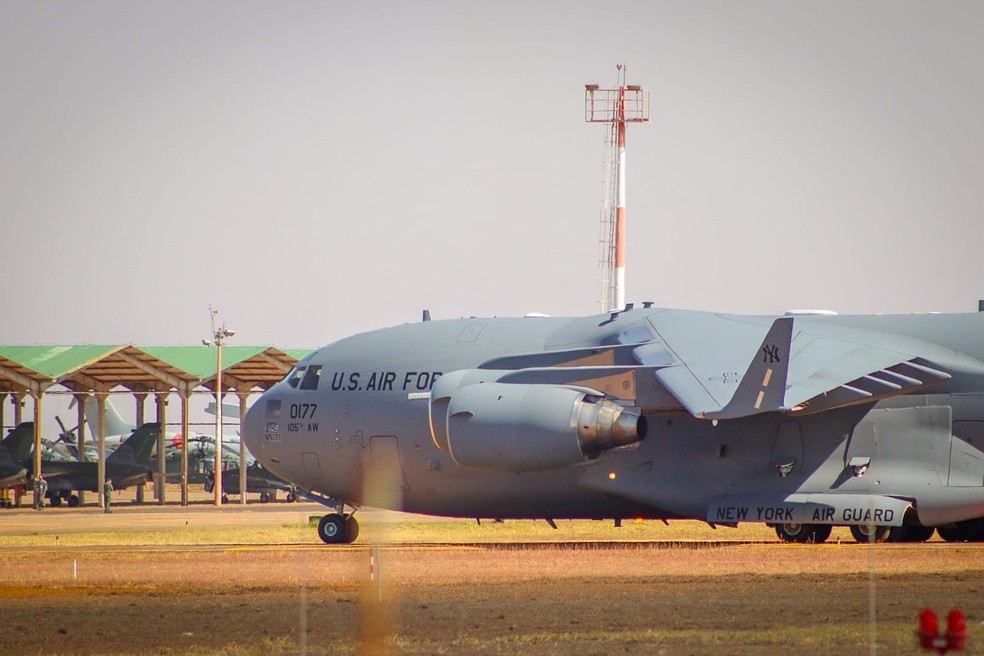 Os aviões dos EUA pousaram em Campo Grande, no início da tarde deste sábado (21). — Foto: Silas Ismael 