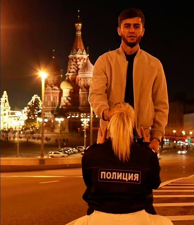 Um casal russo que acabou preso por 10 meses após foto em frente à catedral de Moscou (Foto: Reprodução)