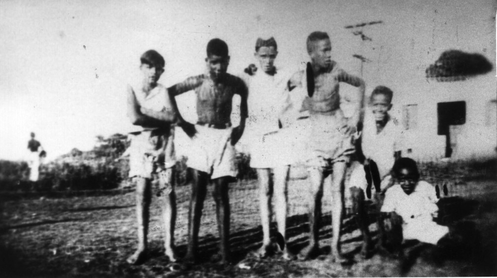 Foto de 1945 mostra Pelé (agachado à direita), aos 5 anos de idade, em Bauru, no interior de São Paulo. Ele era conhecido como Dico e já amava futebol — Foto: Estadão Conteúdo/Arquivo