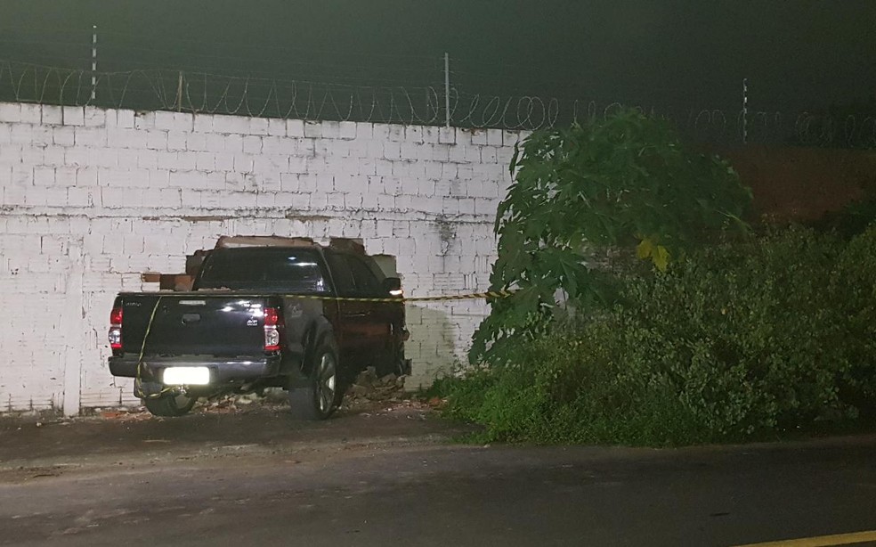 Vítima perdeu o controle do carro e colidiu em muro após ser atingida por disparos de arma de fogo. — Foto: Rafaela Duarte/Verdes Mares
