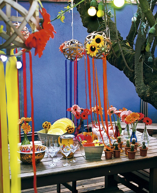 Flores, cactos, cores, fitas, pimentas: tudo se mistura sem medo numa decoração para lá de caliente (Foto: Rogério Voltan/Editora Globo)