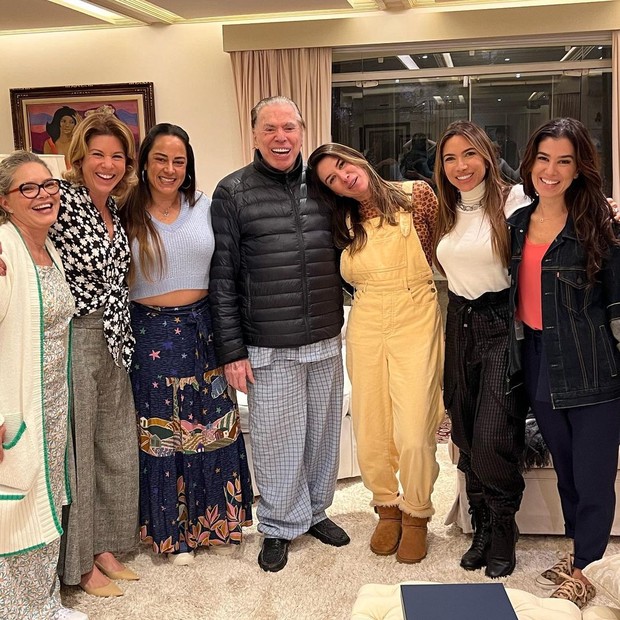 Silvio Santos entre as filhas Cintia, Daniela, Silvia, Rebeca, Patricia e Renata Abravanel (Foto: Reprodução/Instagram)