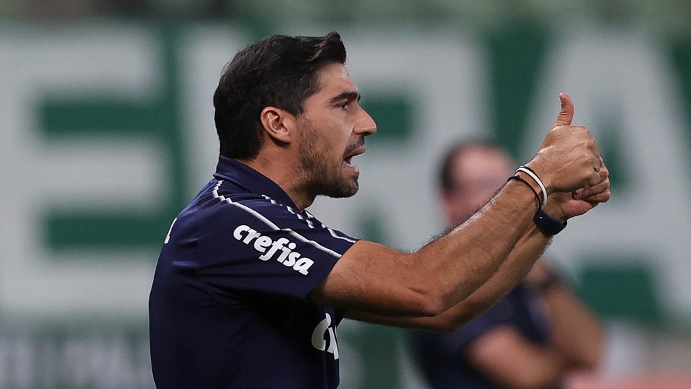 Abel reforça a necessidade de o Palmeiras contratar centroavante: 