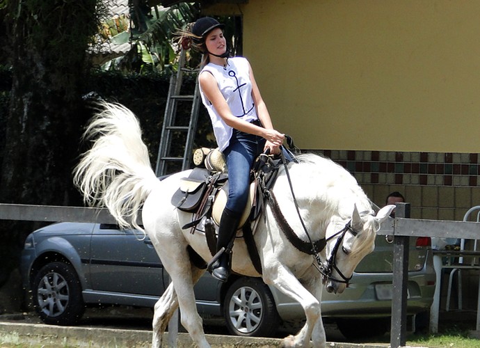 Camila Queiroz perde o medo de andar a cavalo (Foto: Fabio Rosso/Gshow)