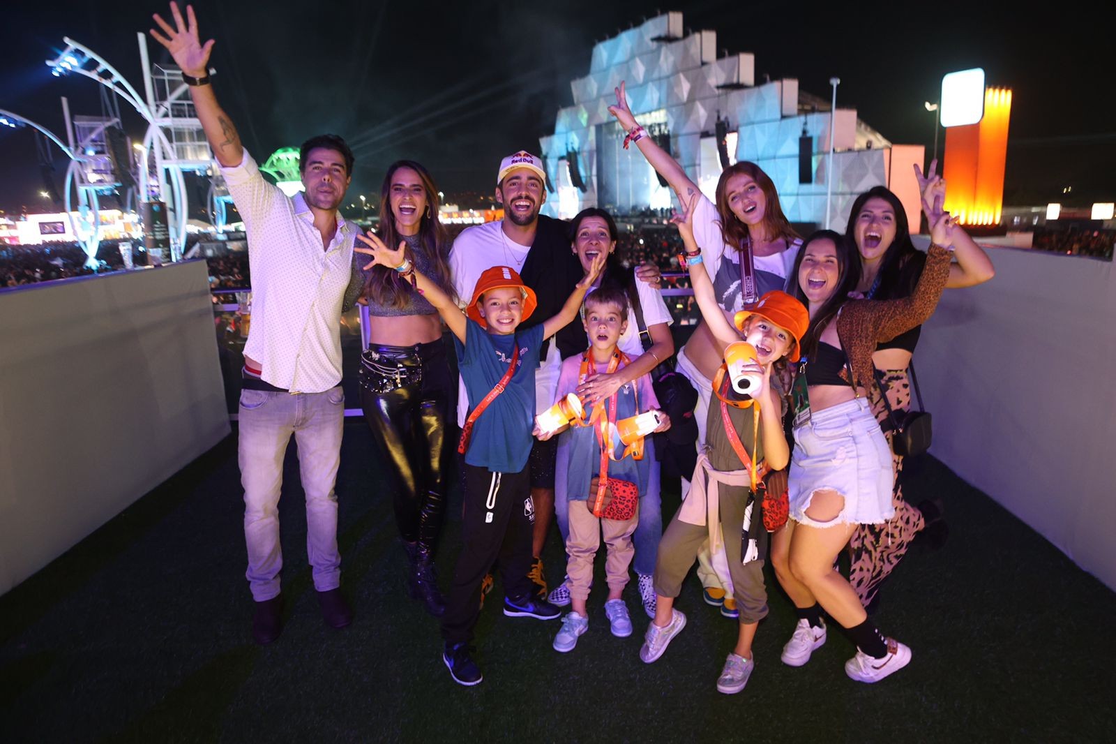 Pedro Scooby curte Rock in Rio com os três filhos e a mulher grávida