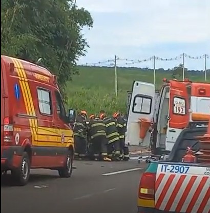 Acidente deixa um morto, três feridos e três carros destruídos na SP-255 em Araraquara
