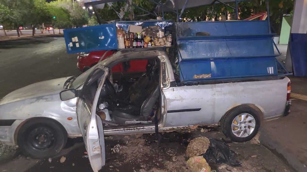 Situação em que ficou o carro após o incêndio — Foto: Igor Rosa/TV Anhanguera