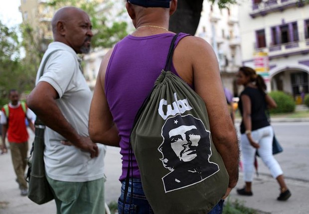Homem carrega mochila com a efígie do líder revolucionário Che Guevara em Havana (Foto: Alejandro Ernesto/EFE)