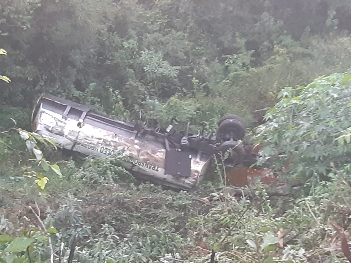 Motorista morre após perder controle da direção de bitrem, atravessar pista contrária e cair em barranco