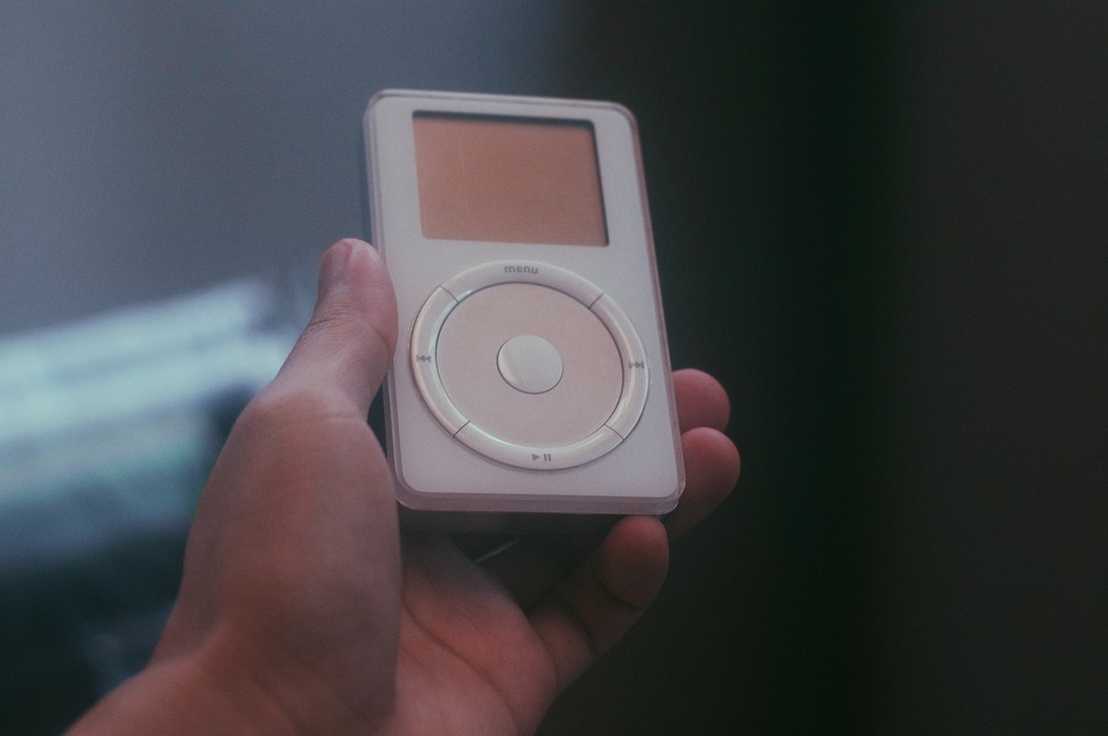 iPod (2ª geração) manteve visual muito parecido com o modelo original — Foto: Cartoons Plural/Unsplash