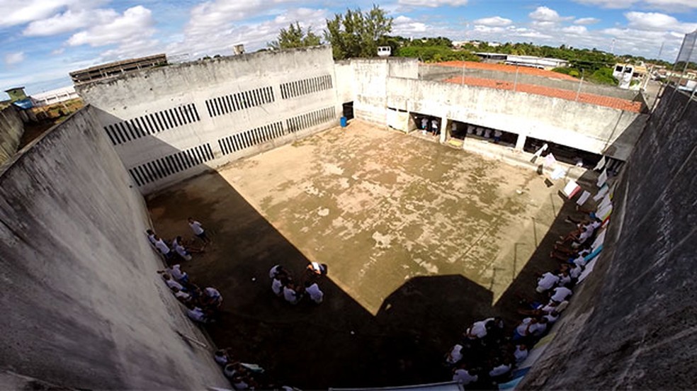 Do alto da guarita desativada, é possível ver que os presos estão soltos na quadra  (Foto: Anderson Barbosa/G1)