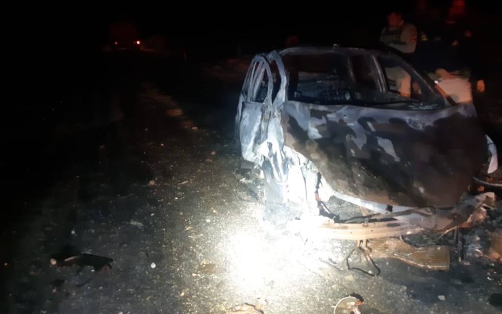 Idoso morre em acidente na BR-242, no oeste da Bahia; vítima foi carbonizada após carro pegar fogo — Foto: Divulgação/PRF