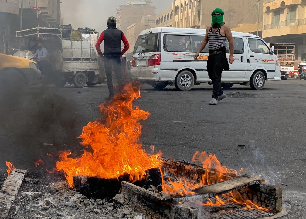 Barricada instalada em rua de Bagdá nesta quarta-feira (27), mais um dia de protestos no Iraque — Foto: Ali Abdul Hassan/AP Photo
