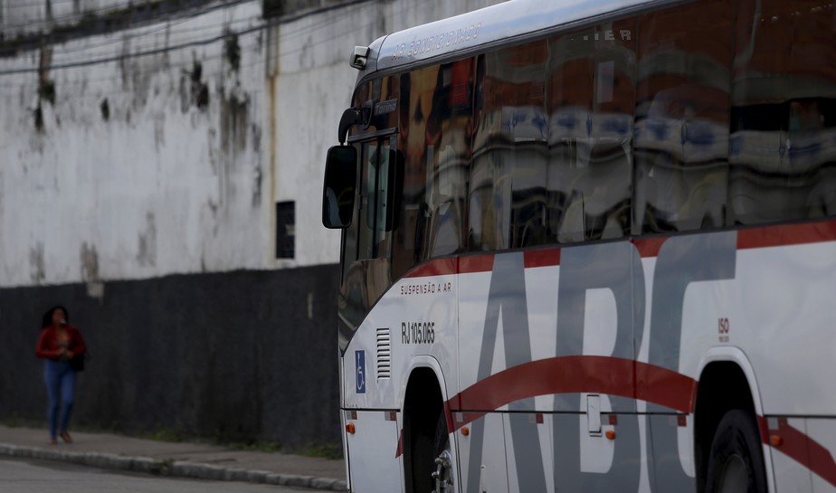 Ônibus no Largo da Itaúna, São Gonçalo, próximo ao Complexo do Salgueiro
