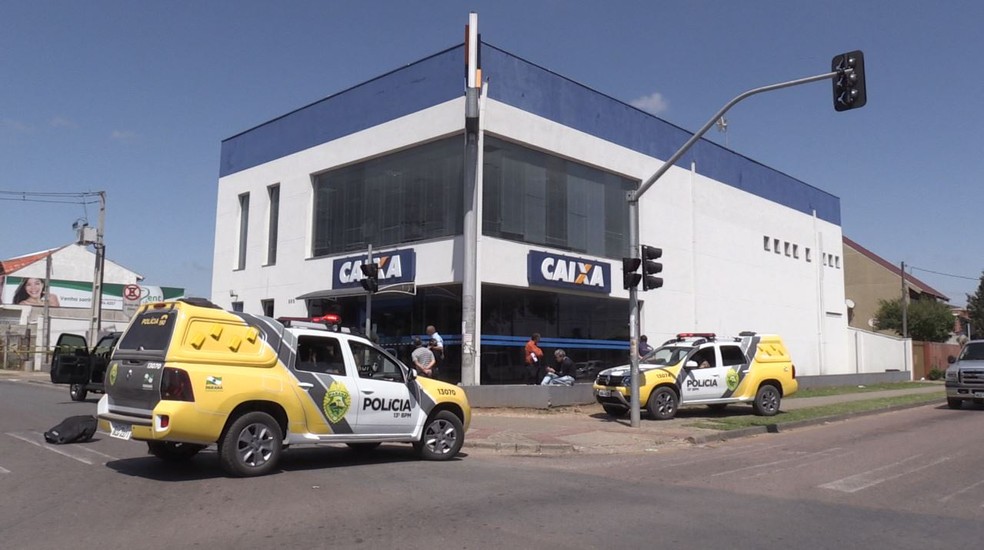 Agência da Caixa Econômica Federal foi roubada por homens armados com fuzil, na segunda-feira (30), em Curitiba — Foto: Reprodução/RPC