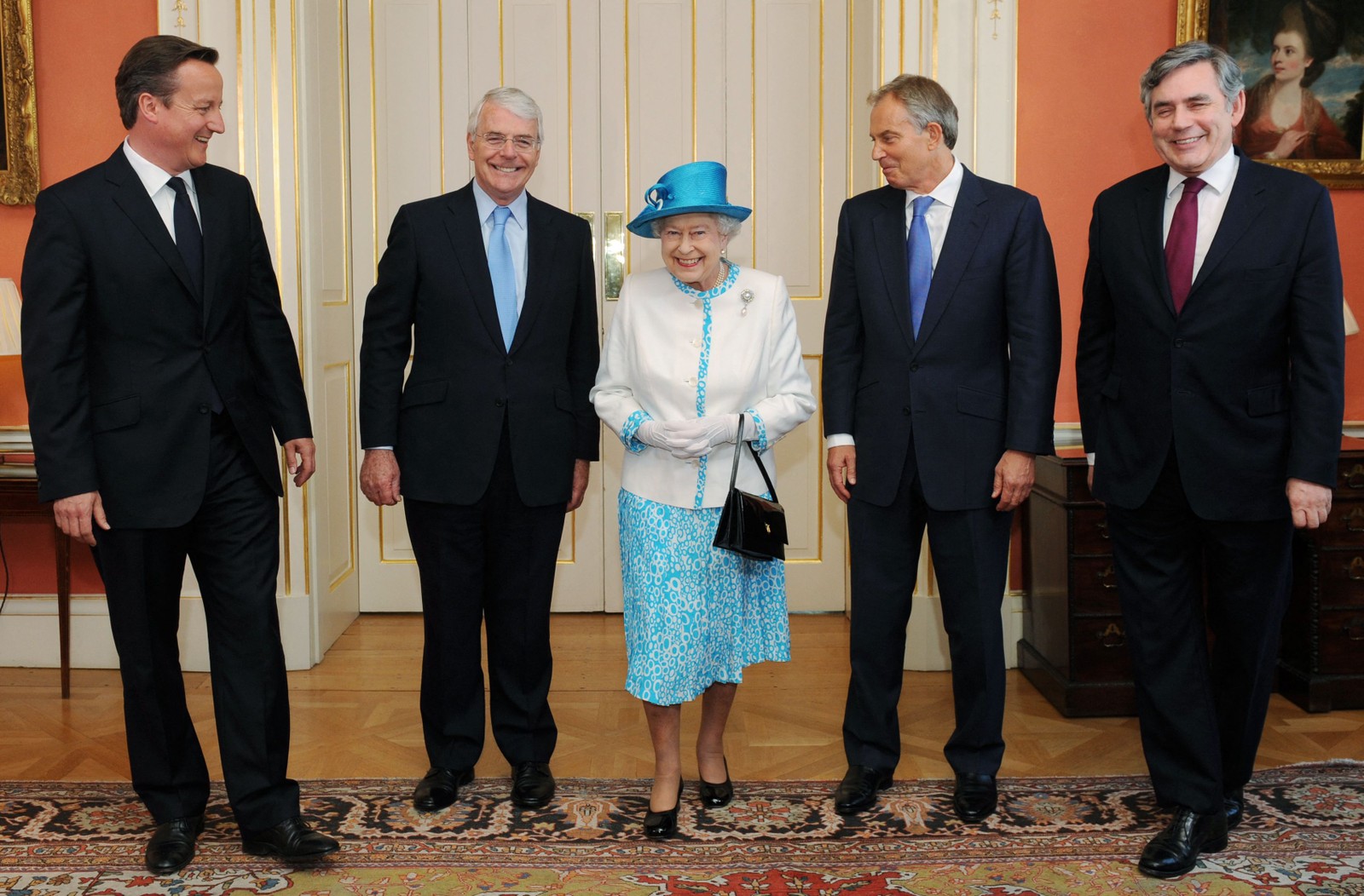 Elizabeth II posa com  o primeiro-ministro britânico David Cameron e os ex-primeiros-ministros John Major, Tony Blair e Gordon Brown para uma fotografia antes do Jubileu de Diamante, em 2012 — Foto: Stefan Rousseau/AFP