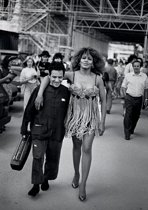 Tina Turner usa vestido assinado por Azzedine Alaïa em 1989 — Foto: Reprodução/ Getty Images