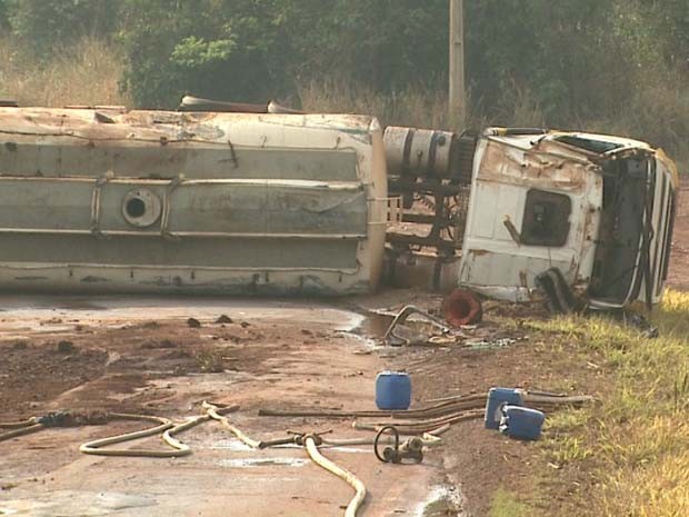 Caminhão perde o controle e tomba em rodovia de Pradópolis