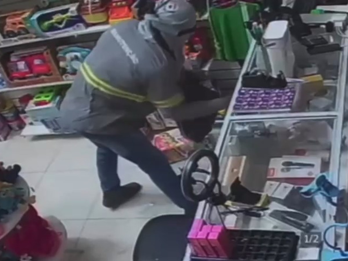VÍDEO mostra criminoso estourando porta de loja e furtando celulares em Martinho Campos, MG