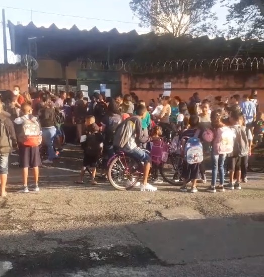 Professores eventuais fazem paralisação em Taubaté, SP