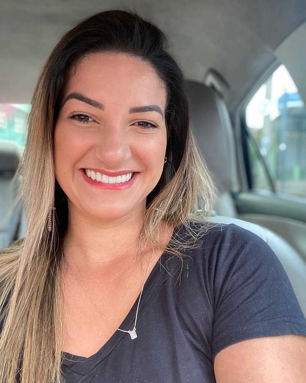 Ive Dourado, de 35 anos, relatou que estava chegando em casa quando foi surpreendida pelo ex-marido, que a espancou — Foto: Reprodução