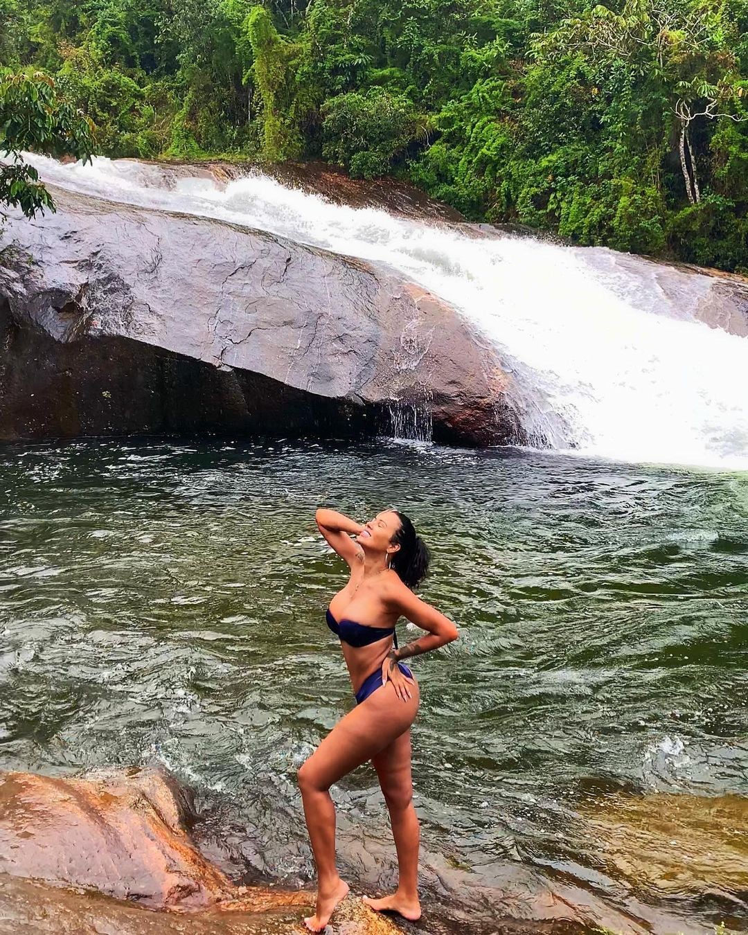 Ariadna sobre banho de cachoeira: 16° graus não me venceram (Foto: Reprodução Instagram)
