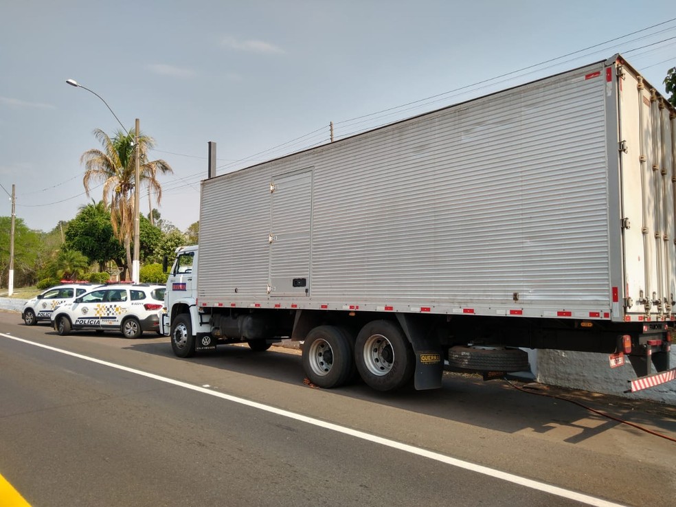 Mais de 200 quilos de cocaína foram apreendidos em Adamantina (SP) — Foto: Polícia Rodoviária 