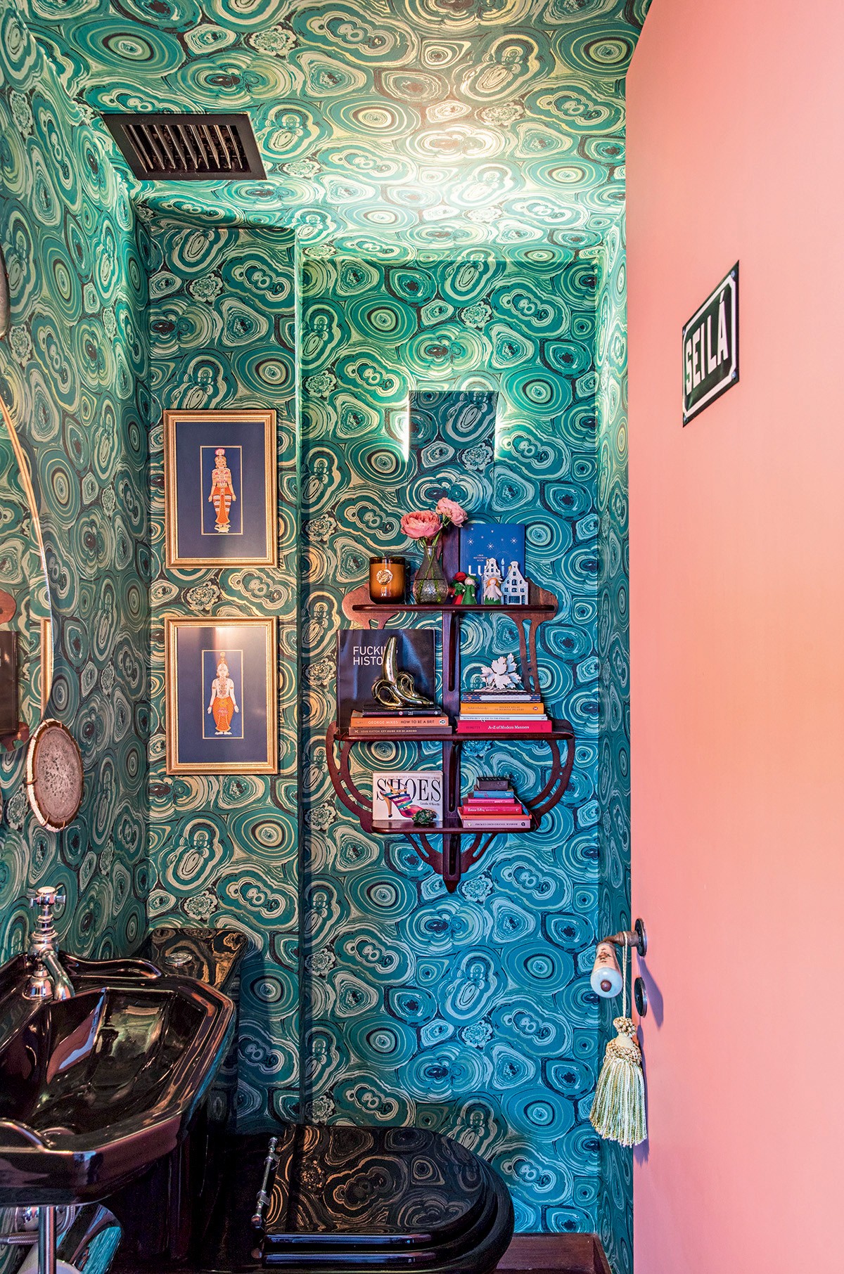 LAVABO | O papel de parede é da York, comprado na Covering. Os metais e as louças do banheiro são da Deca (Foto: Maíra Acayaba / Editora Globo)