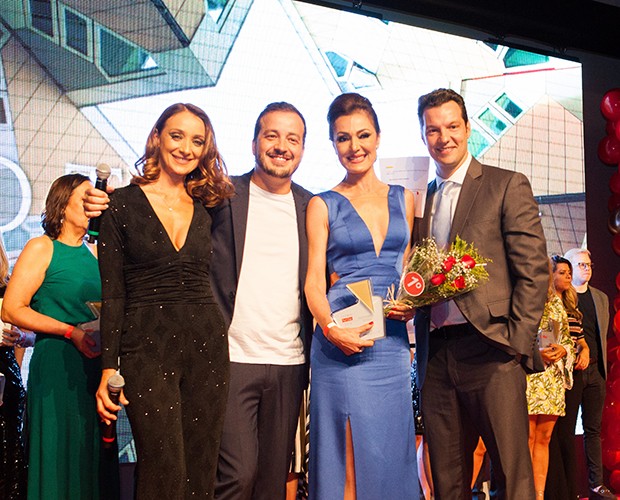 Sabrina Parlatore, Rafael Cortez, mestres de cerimônia, Silvia Bitelli, que levou o maior prêmio da noite, e Bruno di Croce (Foto: Junior Franzini)