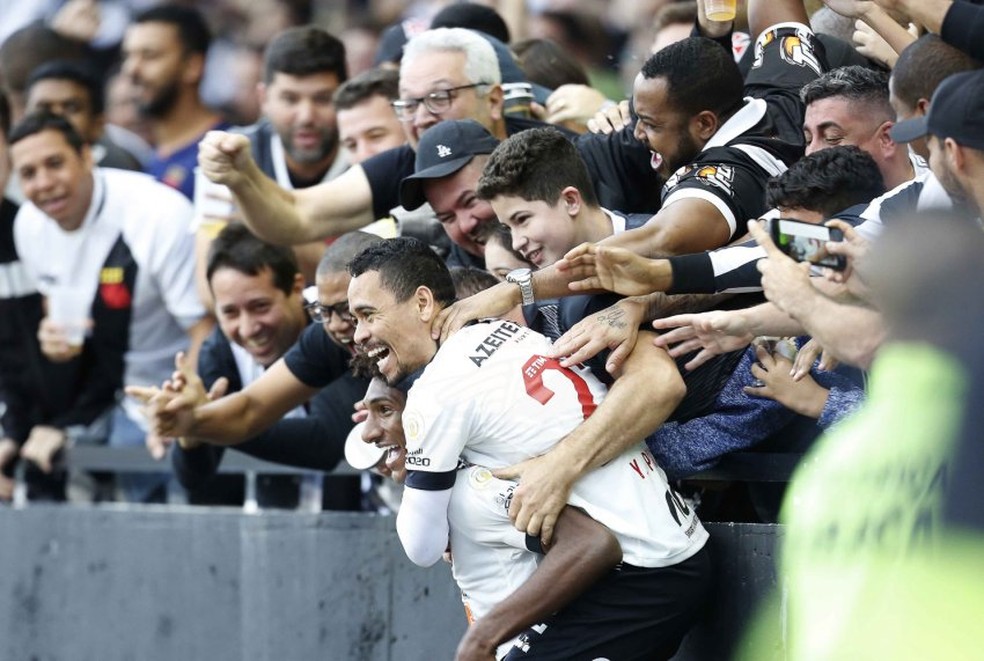 Talles, atacante do Vasco, é abraçado pela torcida — Foto: Rafael Ribeiro / Vasco