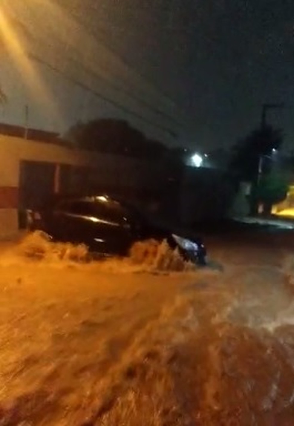 Carro é levado pela força da água no Cariri — Foto: Reprodução