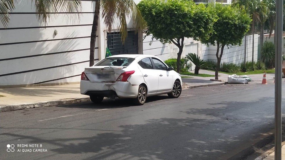 Motociclista atingiu traseira do veículo.  — Foto: Leandro Agostini/TV Centro América
