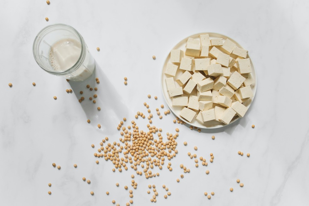Minich também considera a comida branca como parte da dieta do arco-íris, incluindo o tofu, que contém várias isoflavonas diferentes, que foram associadas a um menor risco de doenças cardíacas e alguns tipos de câncer, assim como declínio cognitivo. — Foto: Pexels