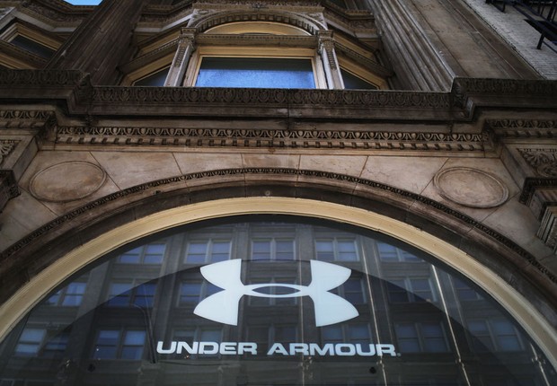 Logo da Under Armour é visto na fachada de prédio em Nova York (Foto: Spencer Platt/Getty Images)