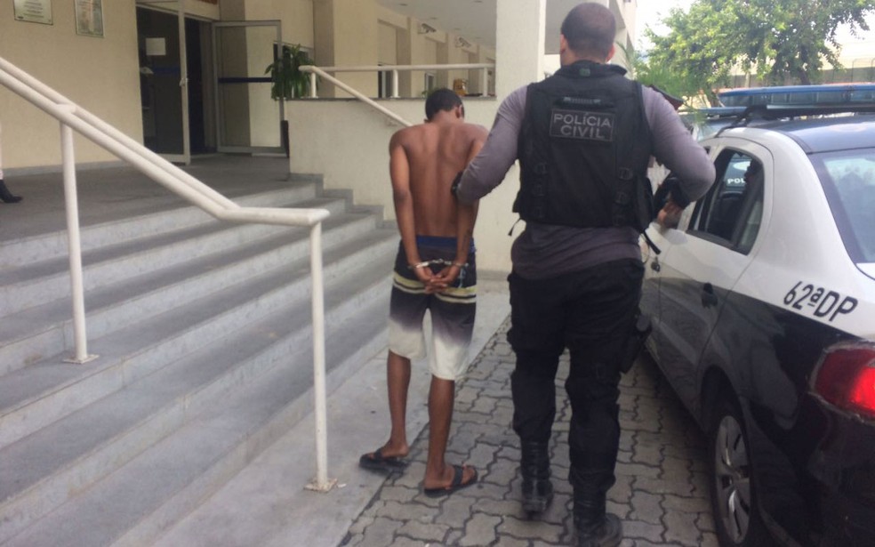 Menor apreendido foi levado para a Cidade da Polícia (Foto: Lívia Torres / G1)
