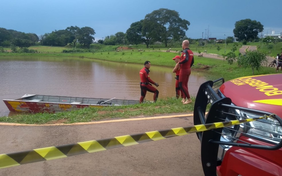 Bombeiros resgatam corpo de homem que morreu afogado em lago — Foto: Corpo de Bombeiros/Divulgação