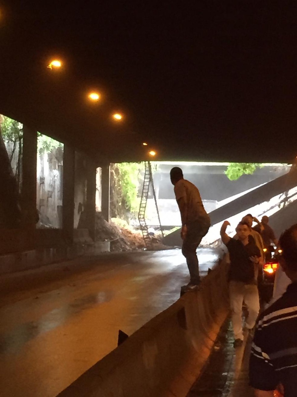 Parte do teto desaba no Túnel Acústico  — Foto: Reprodução / TV Globo