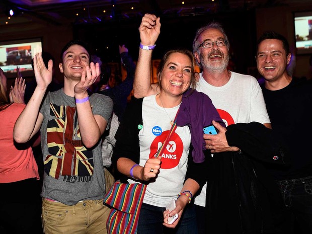 Apoiadores da campanha ‘Não’ reagem com festa e alegria ao resultado da apuração do referendo na Escócia. (Foto: Dylan Martinez / Reuters)