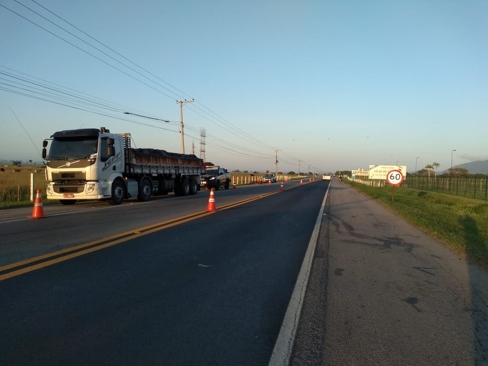 O motorista do caminhÃ£o nÃ£o ficou ferido no acidente no km 69 da rodovia â€” Foto: ReproduÃ§Ã£o/Redes sociais