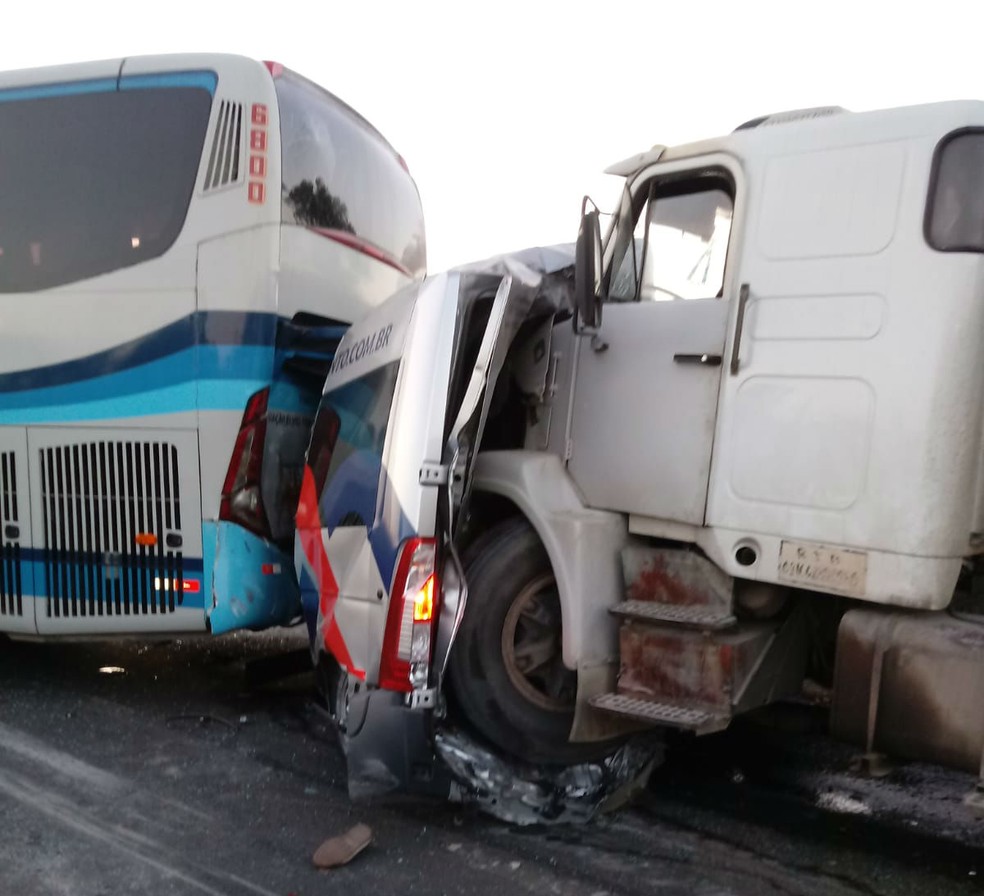 Acidente deixou van prensada entre um ônibus e um caminhão — Foto: Arquivo Pessoal