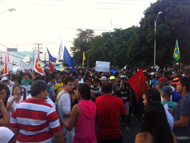 20 AL - Manifestantes fecham a principal avenida de Maceió em protesto contra a corrupção (Foto: Fabiana De Mutiis/G1)