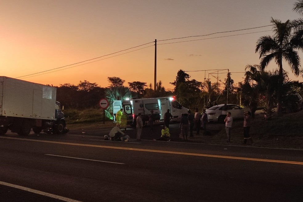 Moto foi atingida por caminhão em Rodovia em Herculândia (SP) — Foto: Carlos Rodrigues/Divulgação
